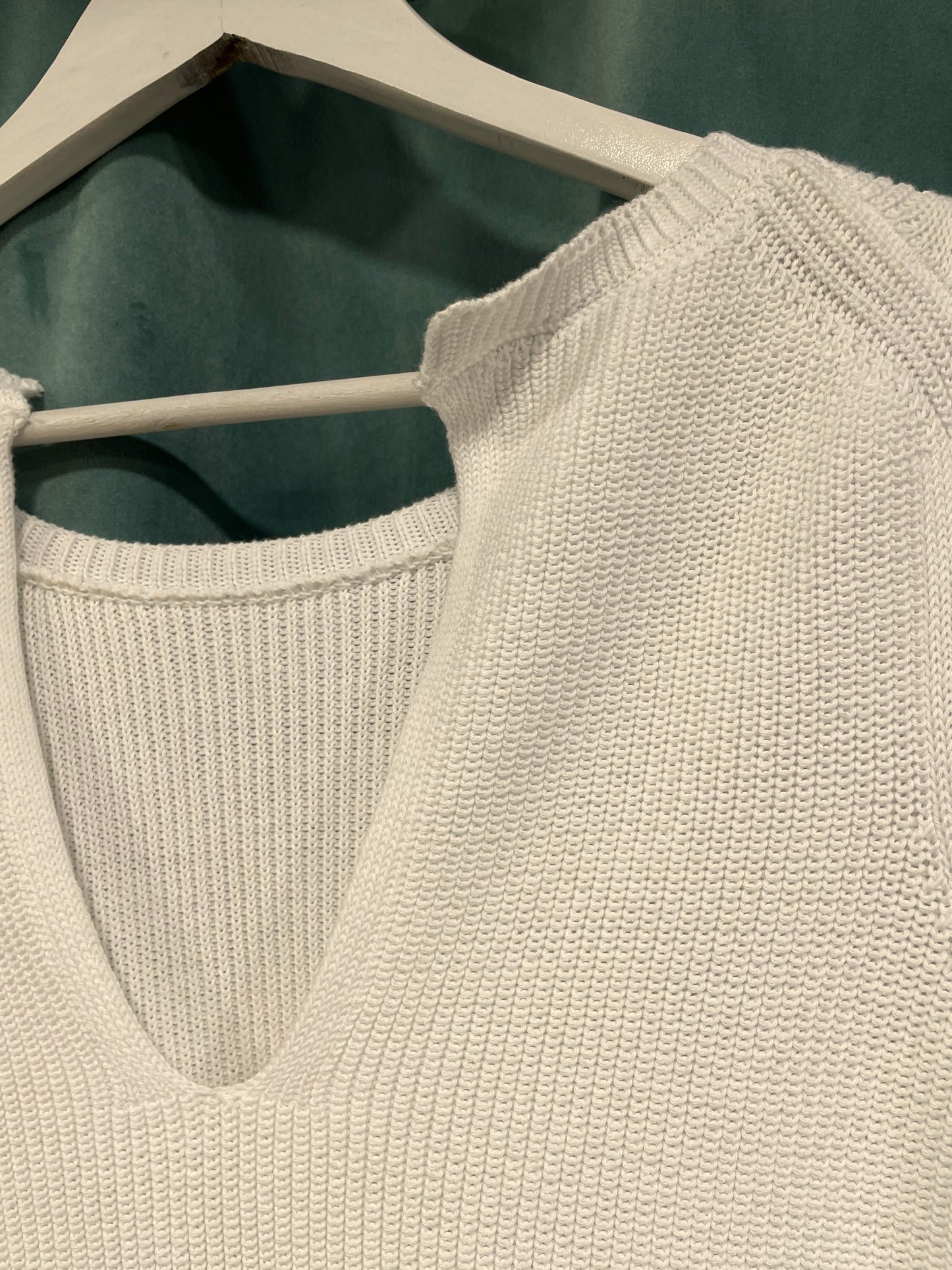 Αμάνικη, Γυναικεία Πλεκτή Μπλούζα σε Λευκό Χρώμα (Άνετο M/L)