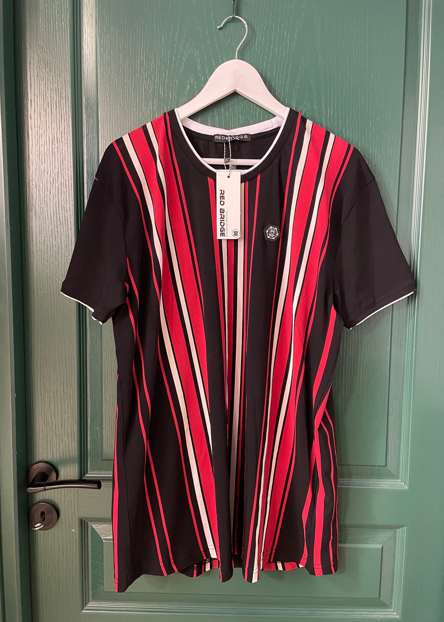 Stock, Κοντομάνικη Ανδρική Μπλούζα - T-Shirt REDBRIDGE σε Μαύρο - Κόκκινο χρώμα (L/XL- Εφαρμοστό)