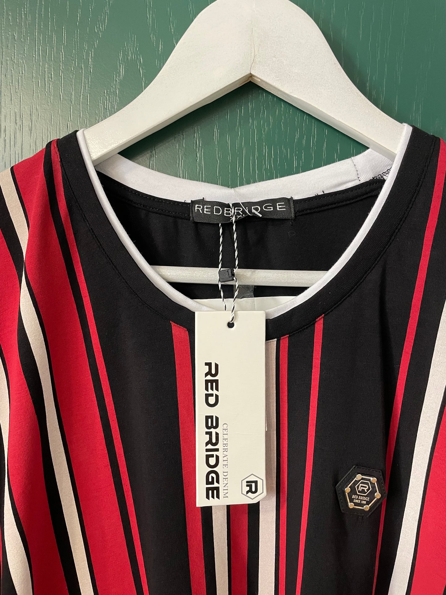 Stock, Κοντομάνικη Ανδρική Μπλούζα - T-Shirt REDBRIDGE σε Μαύρο - Κόκκινο χρώμα (L/XL- Εφαρμοστό)