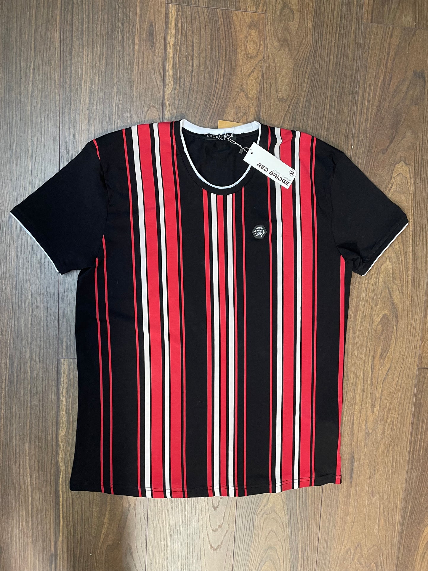 Stock, Κοντομάνικη Ανδρική Μπλούζα - T-Shirt REDBRIDGE σε Μαύρο - Κόκκινο χρώμα (L/XL- Εφαρμοστό)