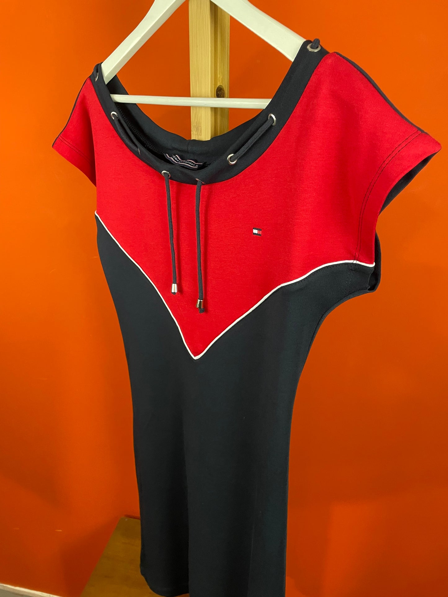 Casual Φόρεμα TOMMY HILFIGER σε Σκούρο Μπλε / Κόκκινο χρώμα (Άνετο M)