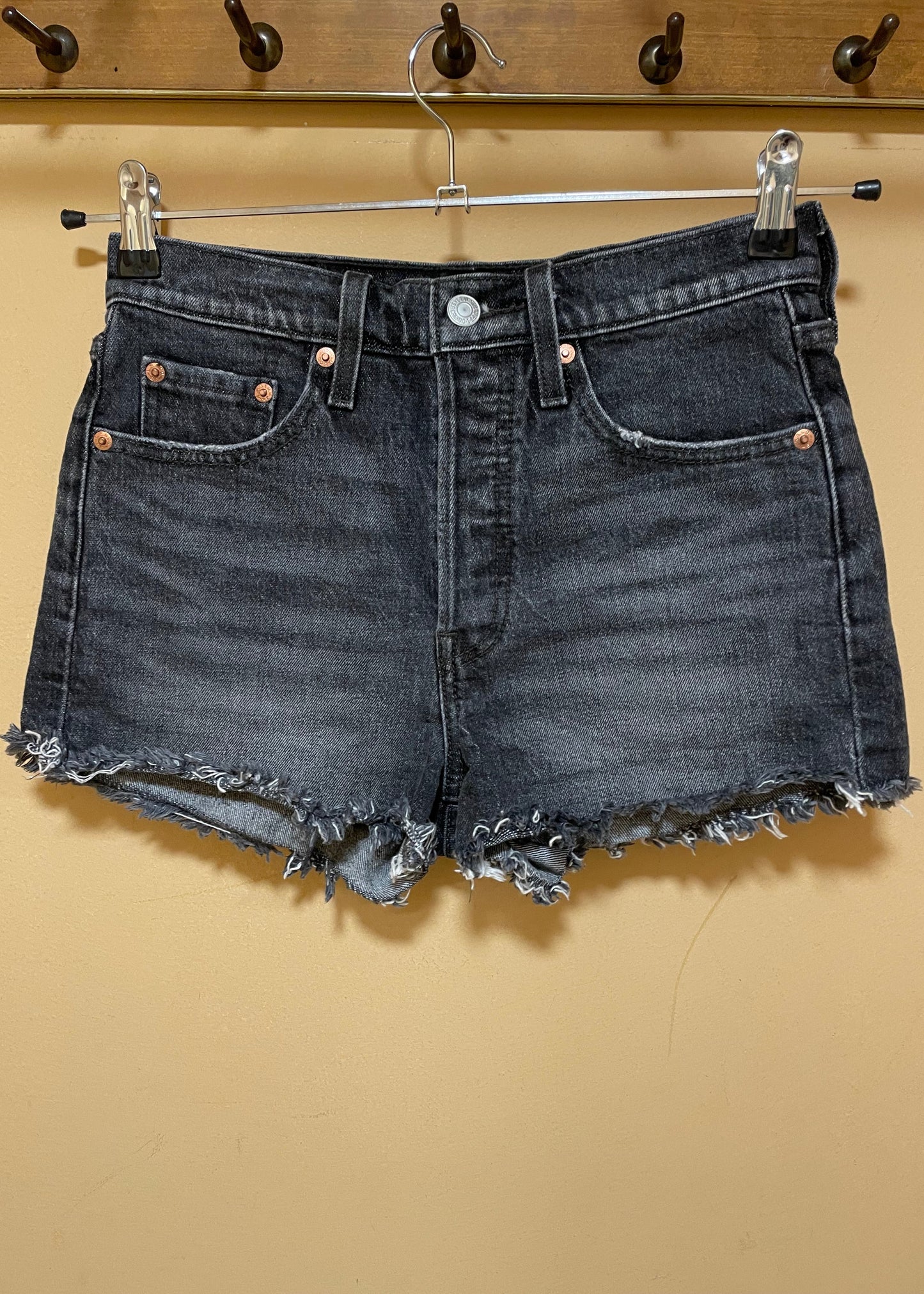 Γυναικείο Τζιν Σορτς LEVI'S  501 σε Ξεθωριασμένο Γκρι χρώμα (No W25 - XS)