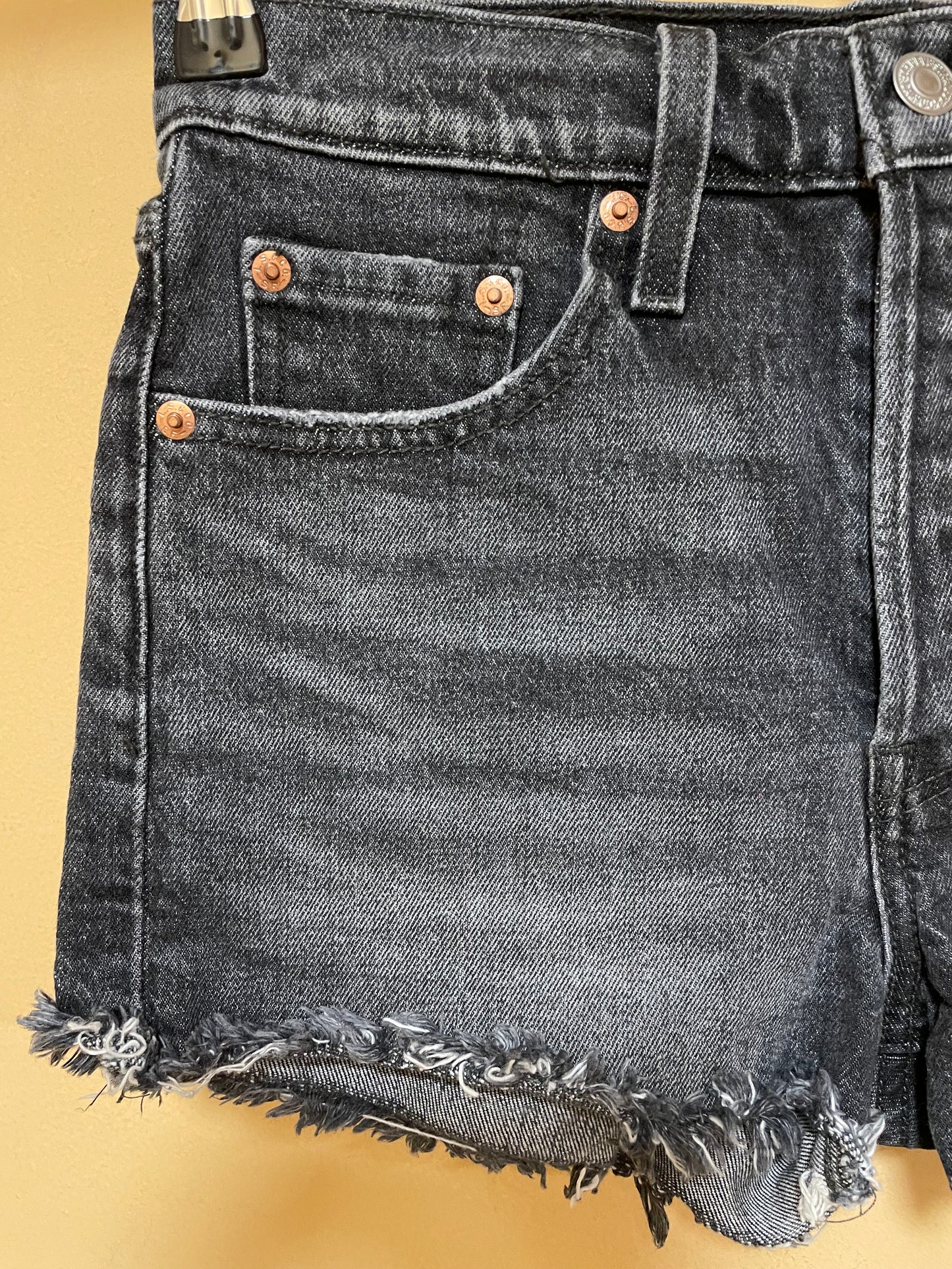 Γυναικείο Τζιν Σορτς LEVI'S  501 σε Ξεθωριασμένο Γκρι χρώμα (No W25 - XS)