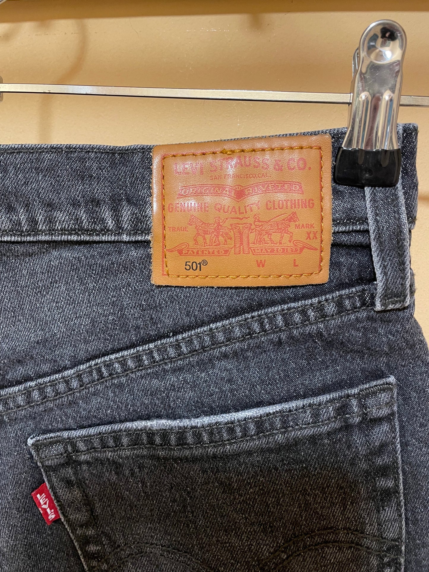 Γυναικείο Τζιν Σορτς LEVI'S  501 σε Ξεθωριασμένο Γκρι χρώμα (No W25 - XS)