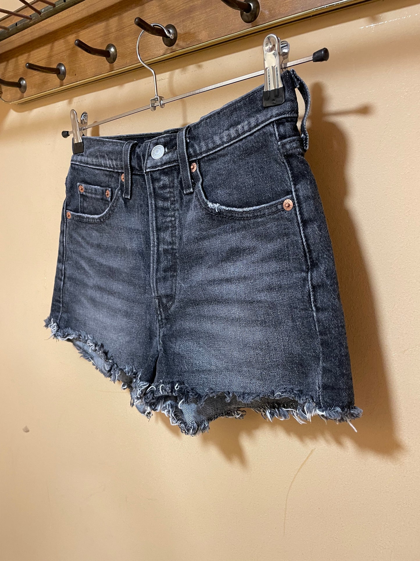 Γυναικείο Τζιν Σορτς LEVI'S  501 σε Ξεθωριασμένο Γκρι χρώμα (No W25 - XS)