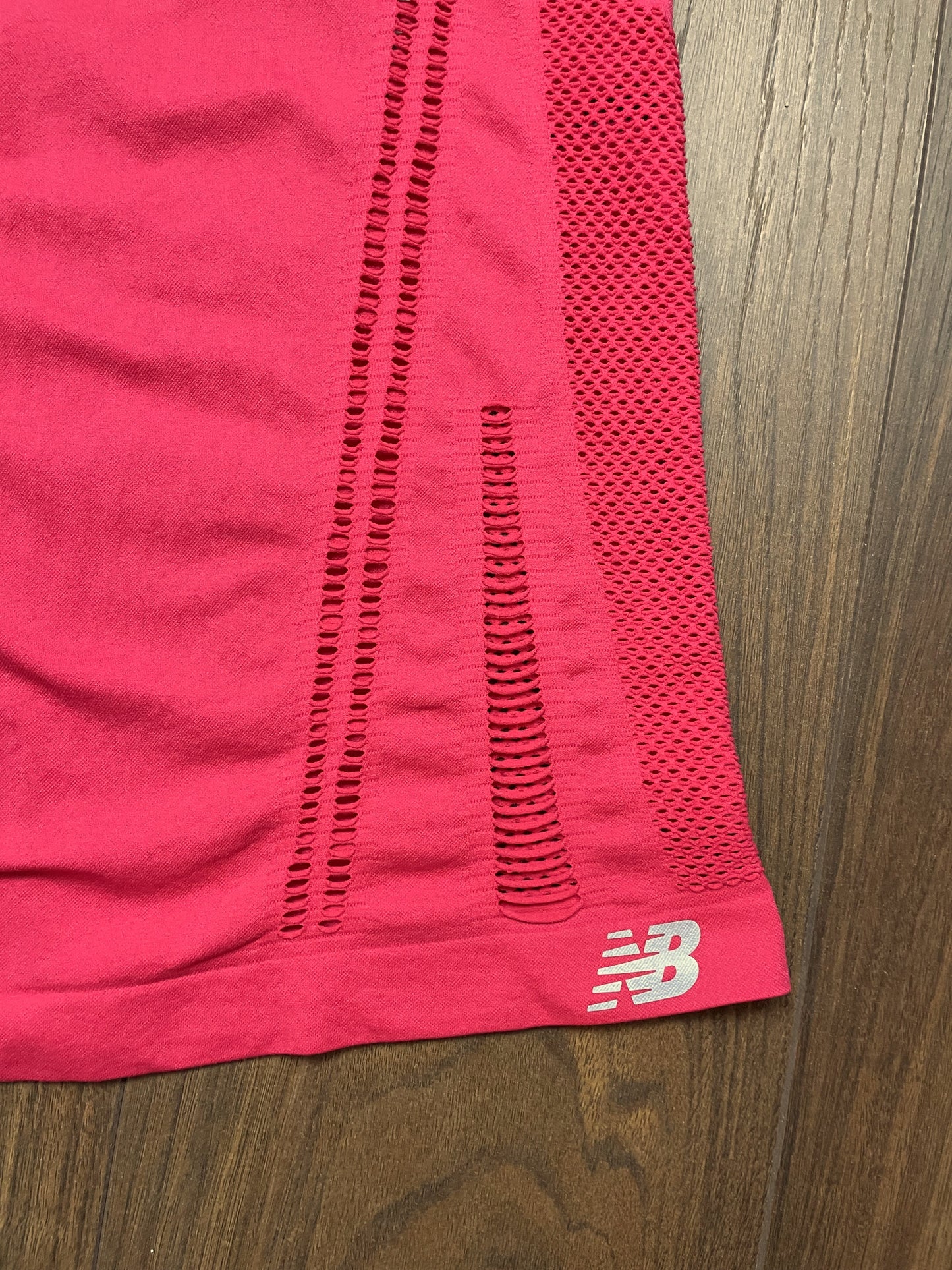 Αμάνικη, Γυναικεία Αθλητική Μπλούζα NEW BALANCE Dry σε Φούξια χρώμα (Large - Compress)