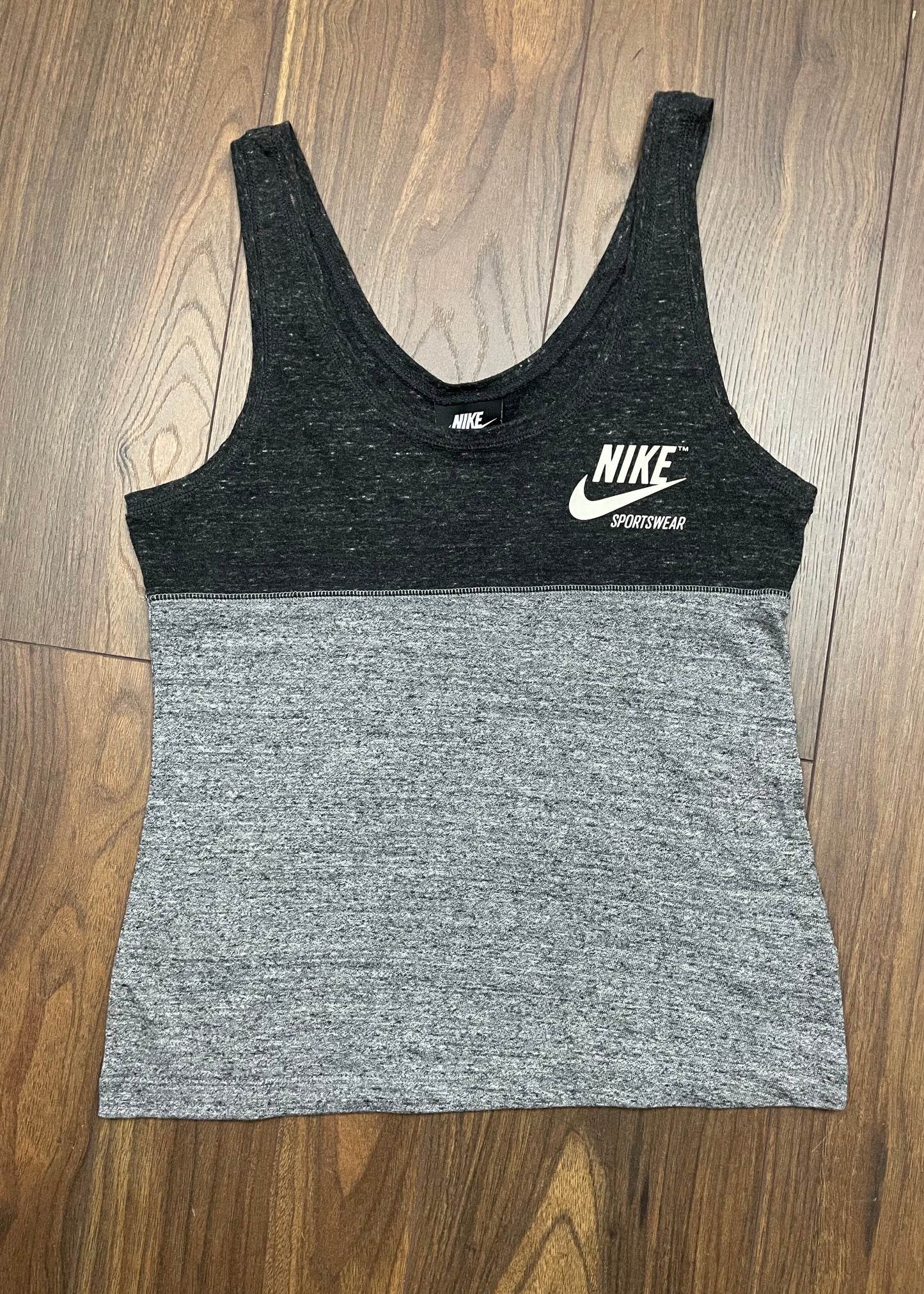 Αθλητική, Αμάνικη Γυναικεία Μπλούζα NIKE σε Γκρι χρώμα (Small)