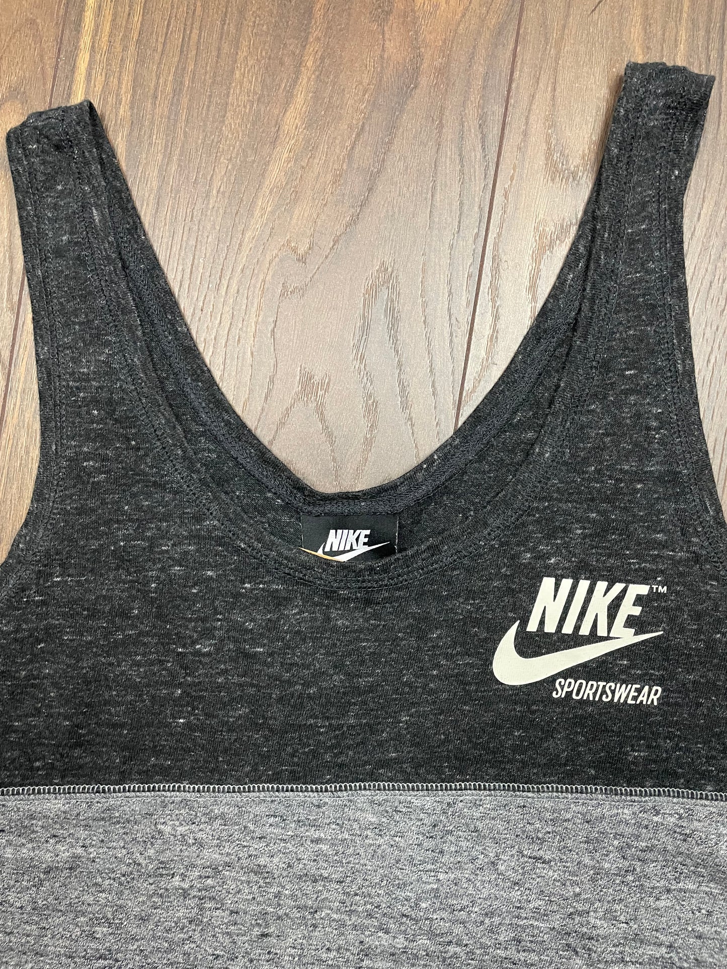 Αθλητική, Αμάνικη Γυναικεία Μπλούζα NIKE σε Γκρι χρώμα (Small)
