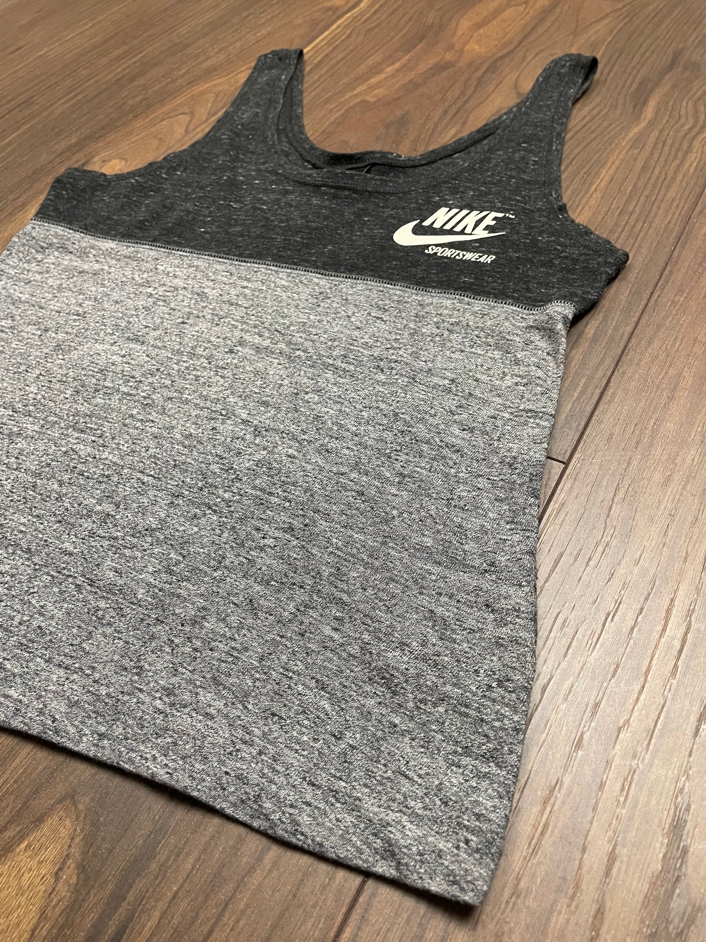 Αθλητική, Αμάνικη Γυναικεία Μπλούζα NIKE σε Γκρι χρώμα (Small)