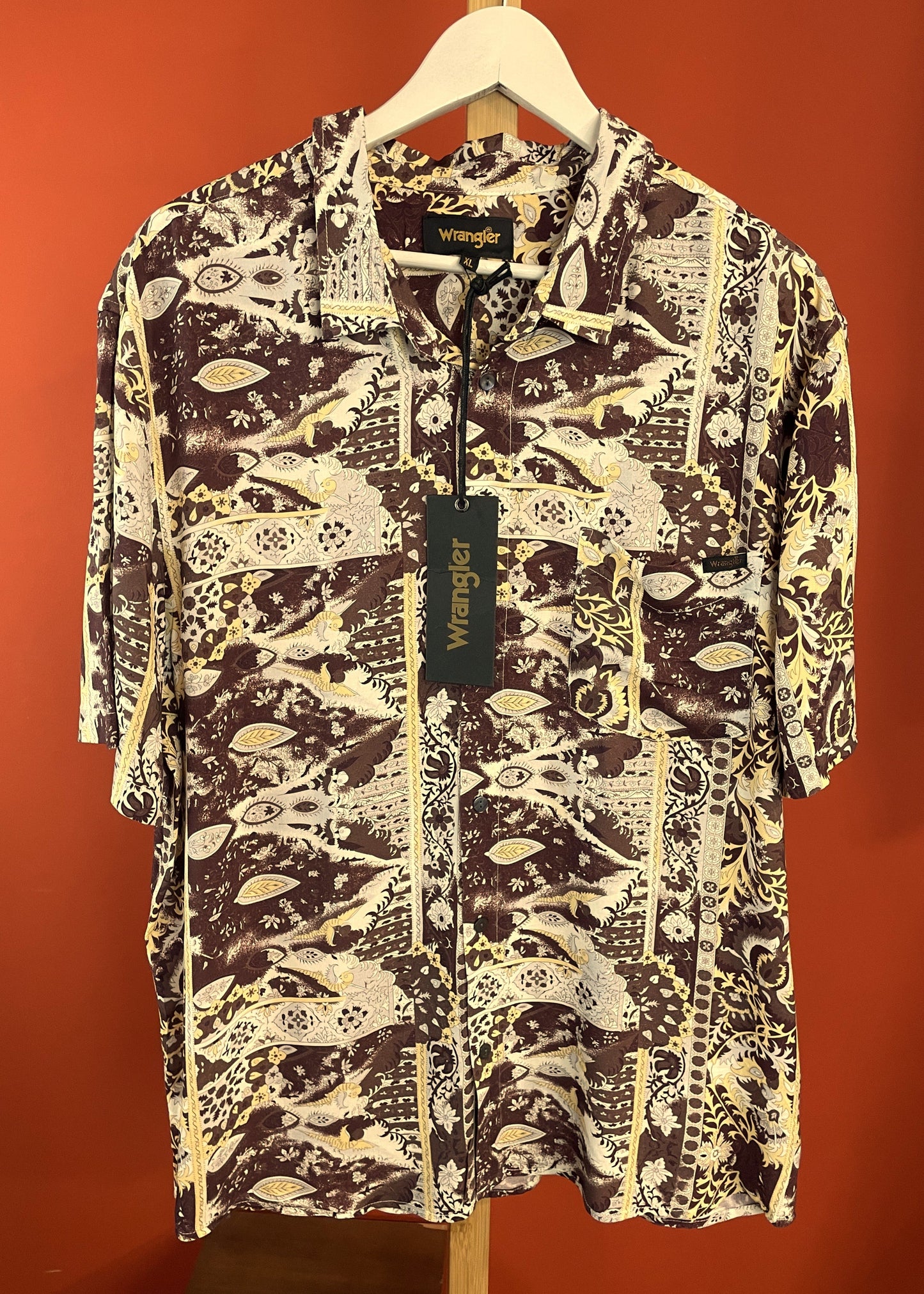 Stock, Hawaiian Πουκάμισο WRANGLER σε Σοκολατί - Μπεζ χρώματα (ΑΝΔΡΑΣ: M - ΓΥΝΑΙΚΑ : L)
