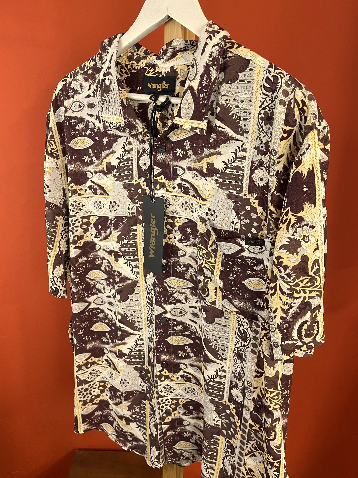 Stock, Hawaiian Πουκάμισο WRANGLER σε Σοκολατί - Μπεζ χρώματα (ΑΝΔΡΑΣ: M - ΓΥΝΑΙΚΑ : L)