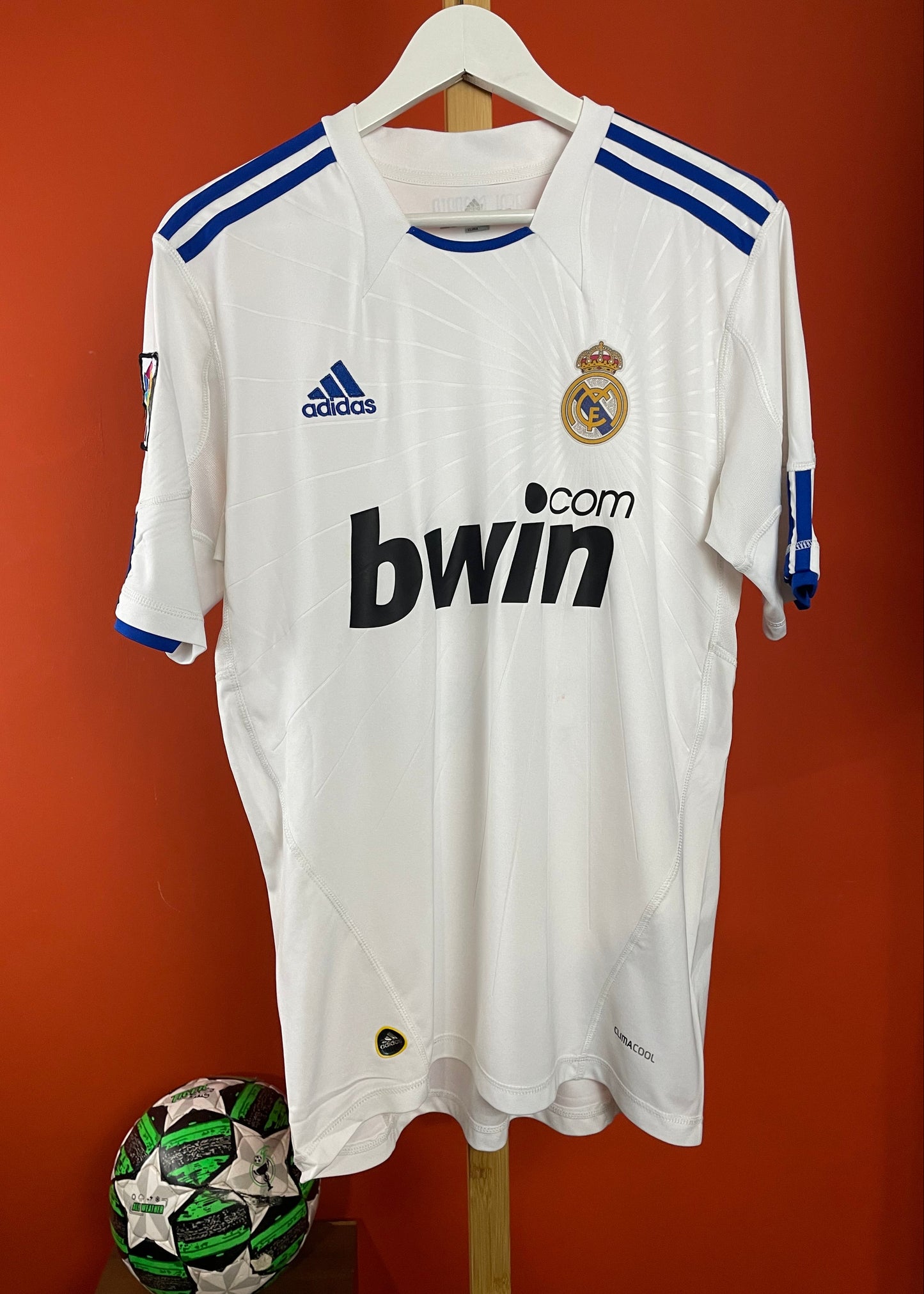 REAL MADRID 2010/11 Football Jersey by ADIDAS (Medium)