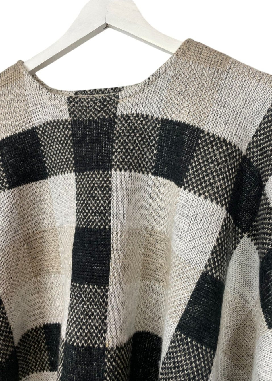 Καρό, Πλεκτό Πόντσο GEORGE σε Μπεζ/Μαύρο χρώμα (One Size - Ανετη γραμμή)