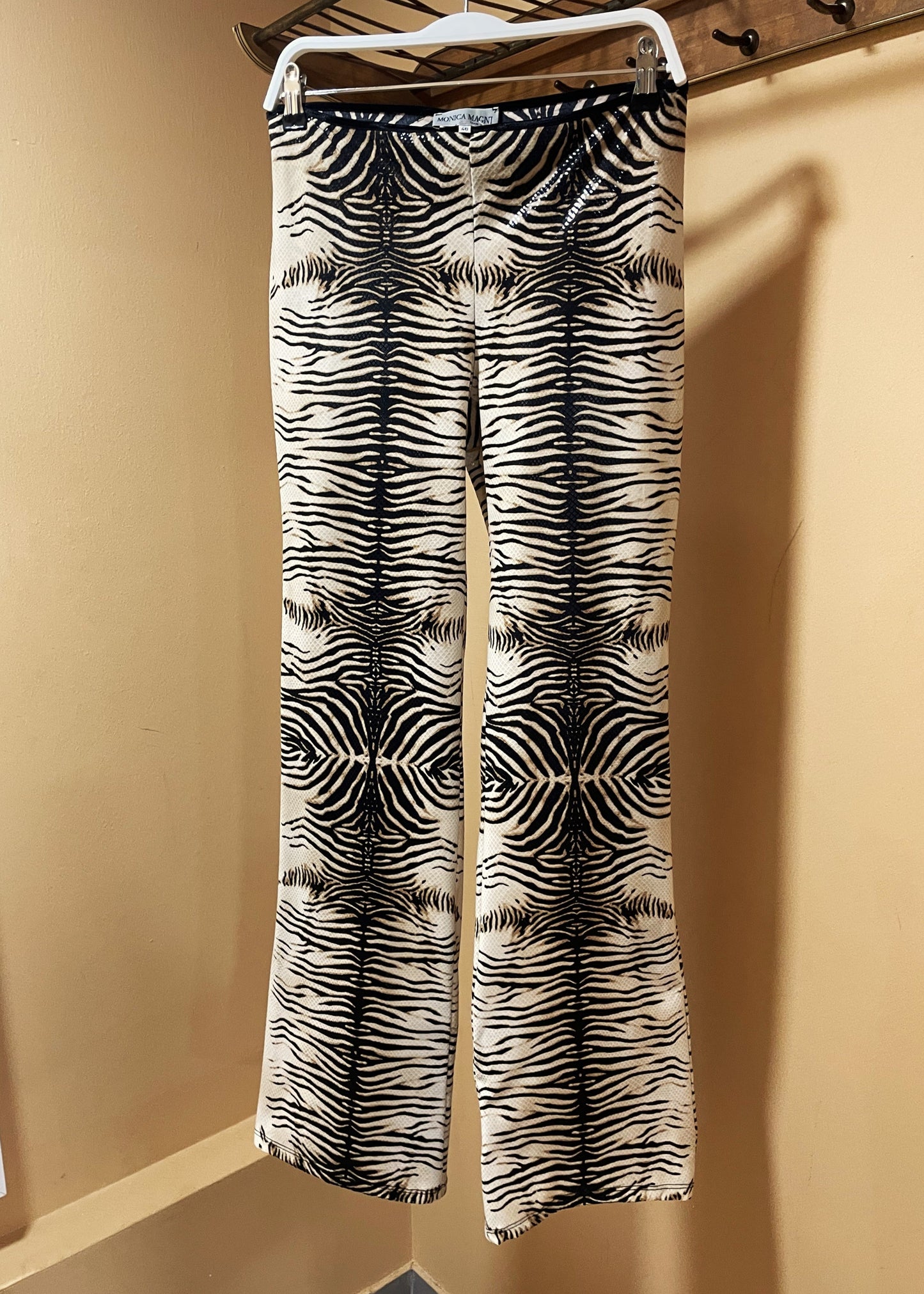 Animal Print. Ιταλικό Γυναικείο Παντελόνι MONICA MAGNI σε Μπεζ / Μαύρο χρώμα (M/L)