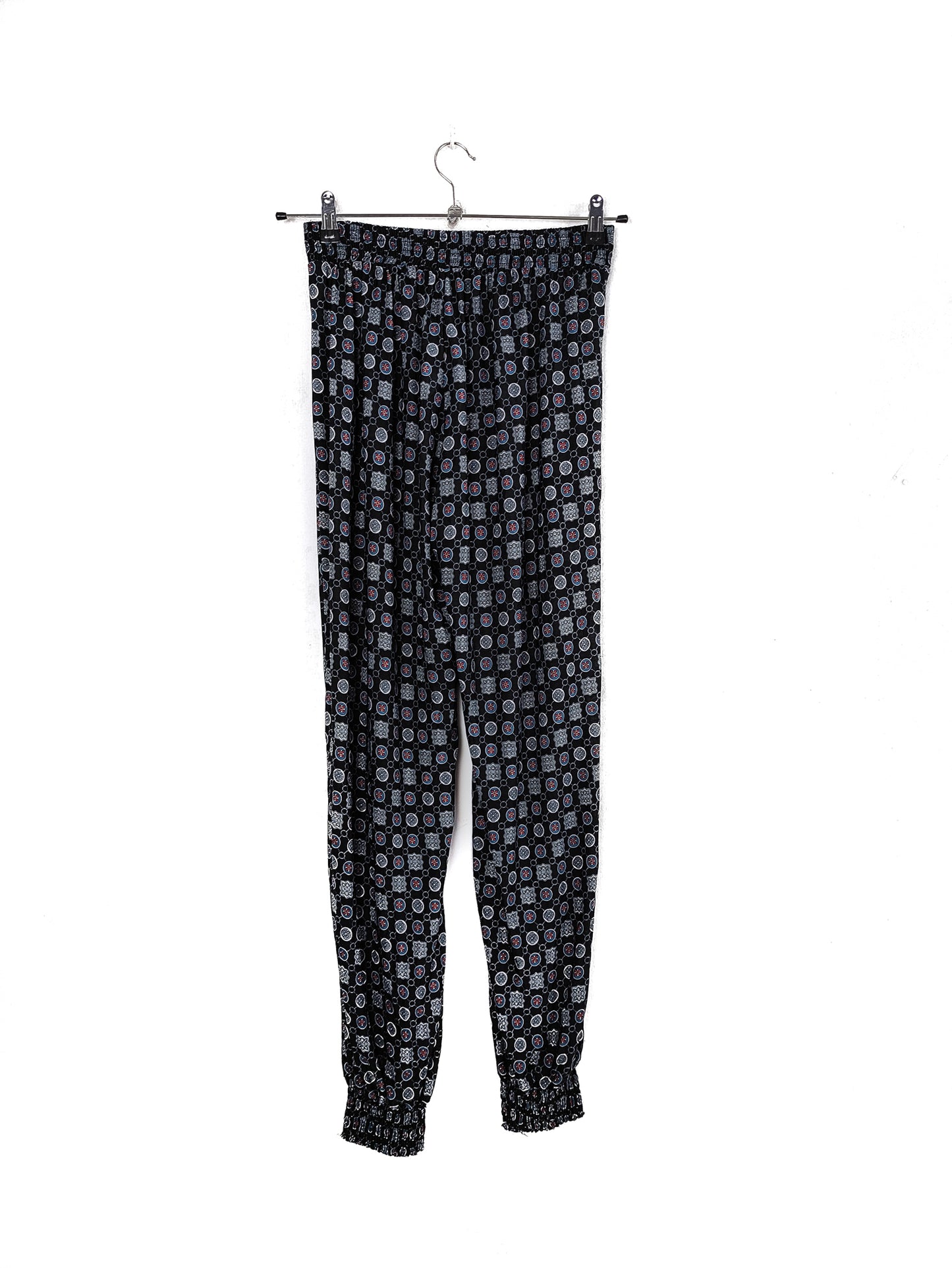 Εμπριμέ Γυναικεία Παντελόνα με Μαύρο φόντο και σούρες στα μπατζάκια (Medium)