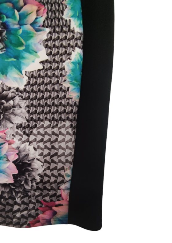 Stock, Midi, ελαστική Φούστα PAPER DOLLS σε Μαύρο χρώμα με Φλοράλ σχέδιο μπροστά (Large)